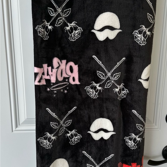 New Bratz Lips & Roses 50 x 70 Black Plush Throw Blanket NWT - Picture 2 of 4